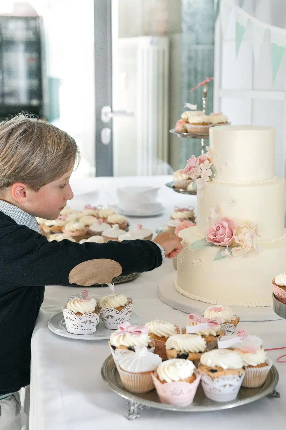 Sweet table mit Cupcakes und Macrons