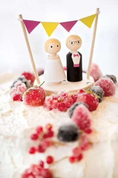 Hochzeitstorte mit gefrorenen Beeren