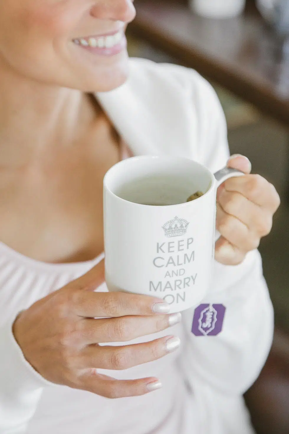 Braut mit Tasse Keep calm and marry on